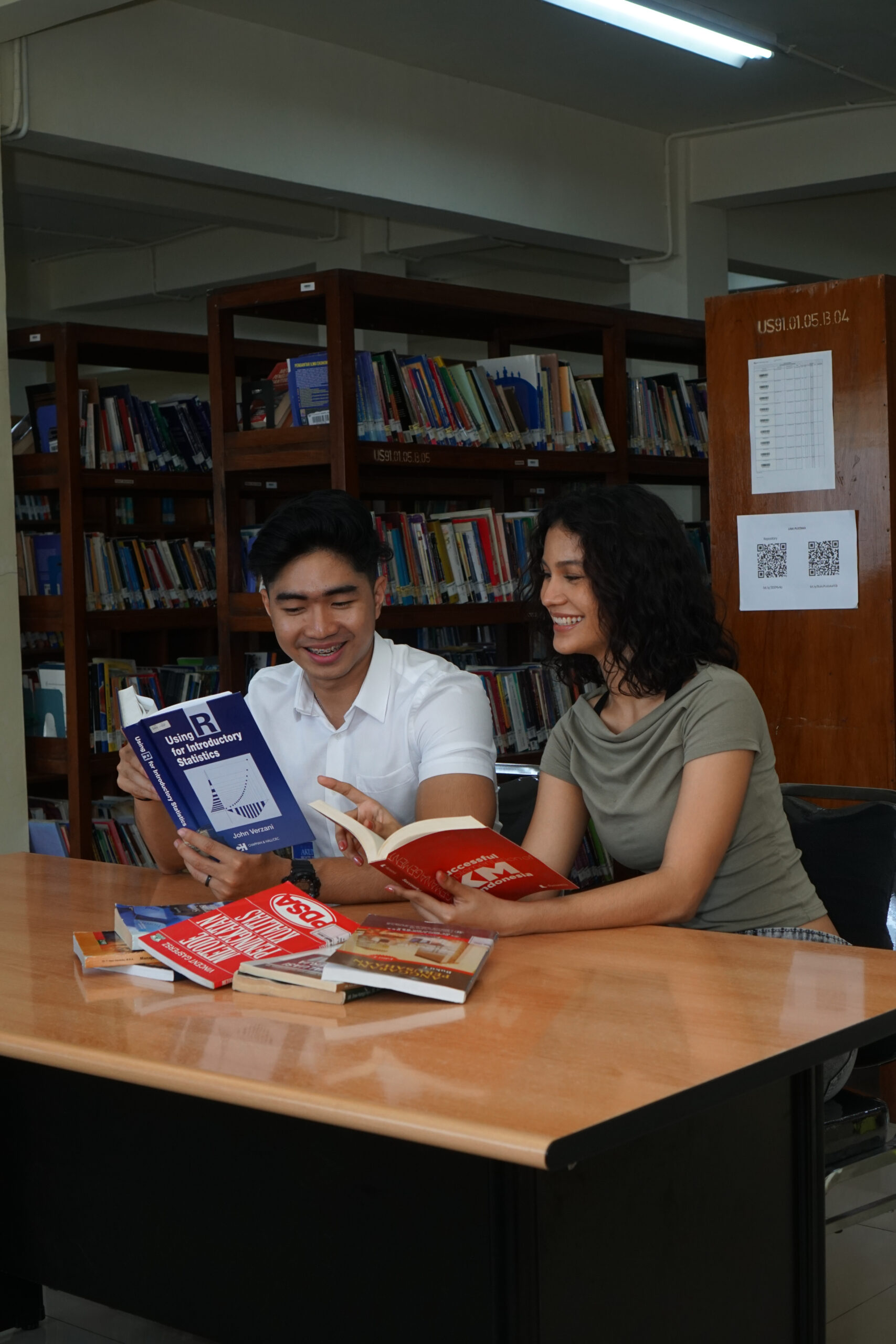 Mahasiswa sedang belajar bersama